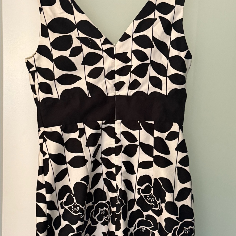 Chic Black and White Leaf Print Midi Dress
